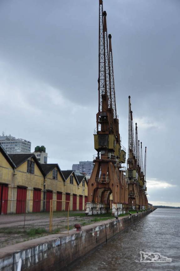 Deixando as docas de Porto Alegre, a capital do Rio Grande do Sul, para um passeio de barco no lago Guaíba